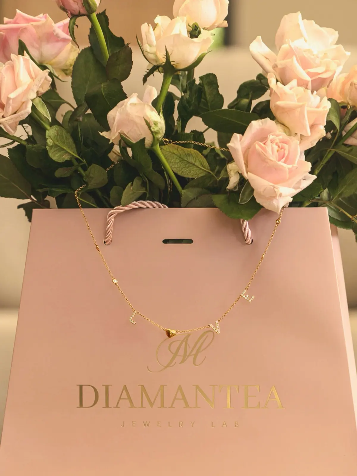 Alphabet necklace with a pink Diamantea bag and roses